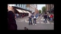 Хари Стайлс от One Direction танцува с уличен музикант в Нотинг Хил