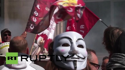 Белгия: Стачкуващи работници изливат вино в знак на протест