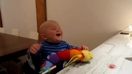 Това бебче се спука от смях