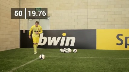 Man Utd - David de Gea in bwin s Corner Kick Challenge