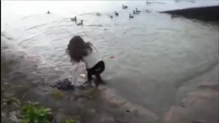 Момиче храни патици и пада във водата