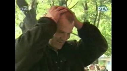 Голи И Смешни - Момиче не може да отлепи приятеля си от огромни