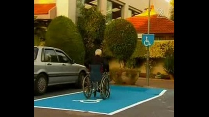 Дядка си паркира инвалидната количка на паркинг. Смях :)