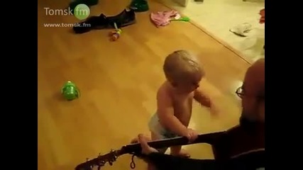 Най-добрата рок група:баща и бебе!