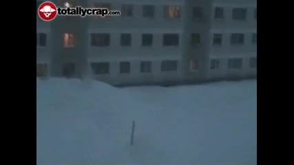 Идиоти скачат от покрива на 5 етажна сграда в снега - Забавление по руски 