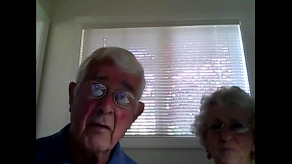 Дядо прави интересни физономии и си пее пред камерата !