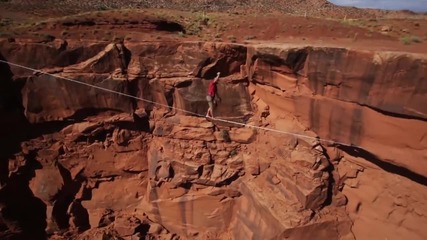 Видео е пълно с много адреналин как се върви по въже, на едни безумни височини !
