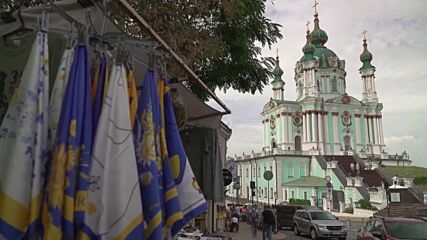 Майкъл Дъглас и синът му пристигнаха на посещение в Киев (ВИДЕО)