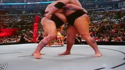 Грамадата се бие със сумист Wwe