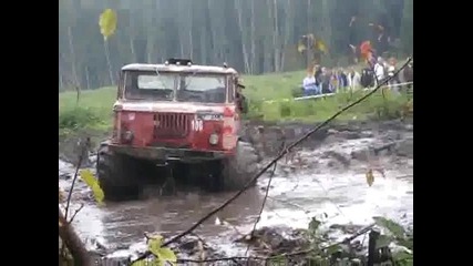 руска машина - газ66 затъва в калта