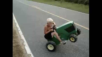 Дете врътка трактор! 
