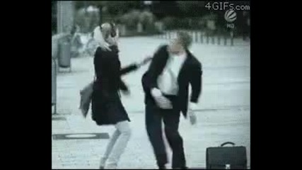 Жена малтретира мъж на улицата по сред бял ден ! .. :d Трябва Да Се Види !