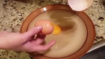 Жена показва гигантско яйце с изненада вътре