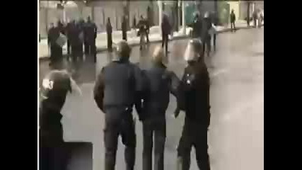 Полицаи Псуват като хамали 