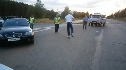 Пиян руснак се базика с полицаи !