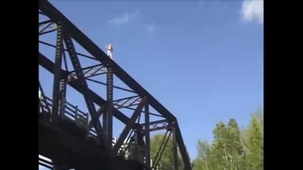 Ненормалник скача от мост във вода ! 