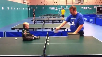 Сладко бебе играе тенис на маса...