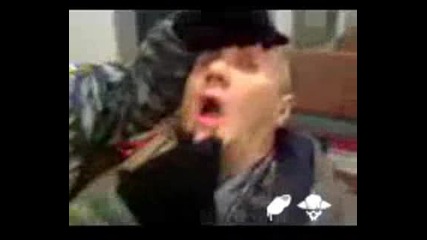 Войници се гаврят с пиян мъж