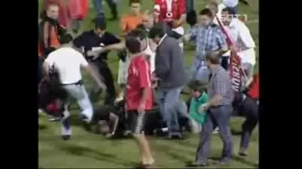 Бой между полиция и фенове
