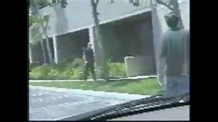 Полицаи с бухалка срещу човек 