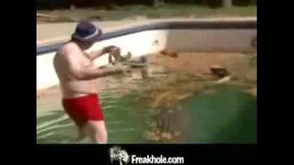 Crocodile Attack Drunk Fat Man (крокодил напада пиян дебел човек)