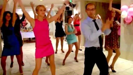 Секси танцьорка изненада водещия на сватба в Русия!