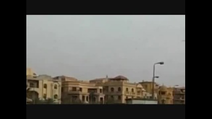 Вихрушка от скакалци прелита над Кайро