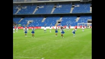Футболист се превърна в мажоретка !