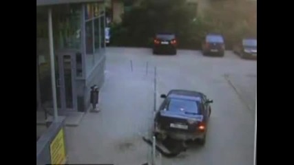 Жена разбива колата си сама на паркинг ! 