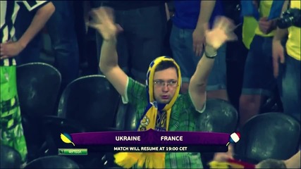 Смях ! Фен на Украйна танцува на дъжда ( Евро 2012 )