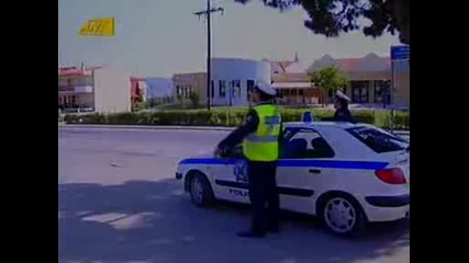 Полицай спира моторист Смях 
