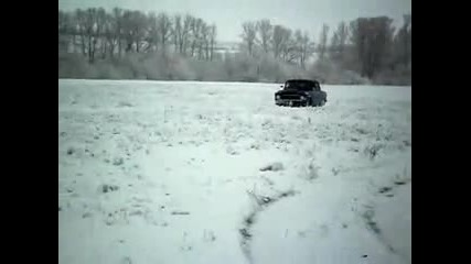 Яко тунингован москвич дрифти на сняг