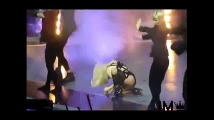 Лейди Гага пада на сцената на Monster Ball Tour! 