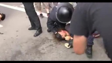 Потресаващо!!! Полицията в Испания пребива зверски хората (27.05.2011)