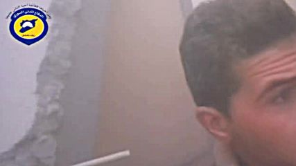 Спасяването на деца от разрушена сграда в Сирия