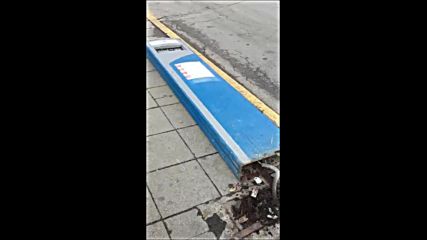 Паднало табло на спирка от градския транспорт