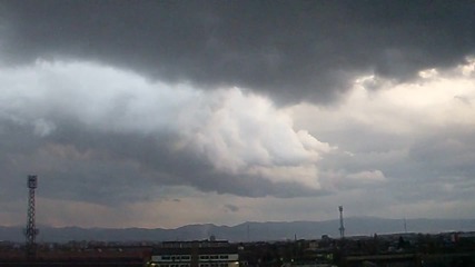 Буреносни облаци над София 24.3.2014