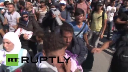 Turkey: Refugees march down motorway to cross Turkish-Greek border