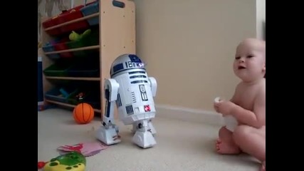 Бебе си лафи с робот