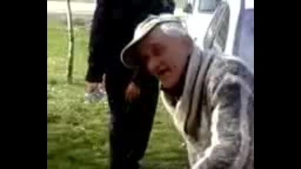 Полицаи правят алкохолен тест на смъртно пиян дядка. Смях