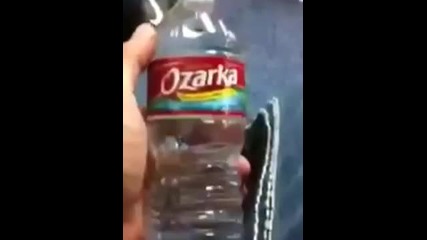 Пич изпива вода от бутилка за 2 секунди!