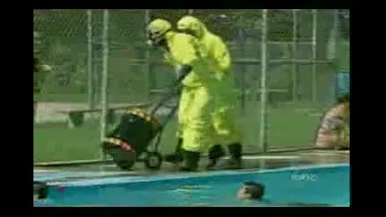 Смях Токсични отпадъци в басейна - Скрита Камера 