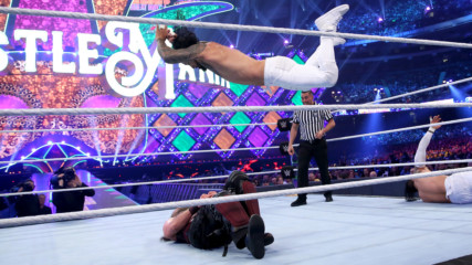 The Usos launch a double-team attack on Harper: WrestleMania 34 (WWE Network Exclusive)