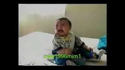 Бебенце се пука от смях 