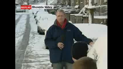 Деца нападат репортер със снежни топки
