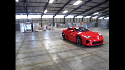 Lexus Lfa си върти задницата!