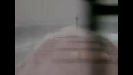 Кораб в страшна буря-северно море.