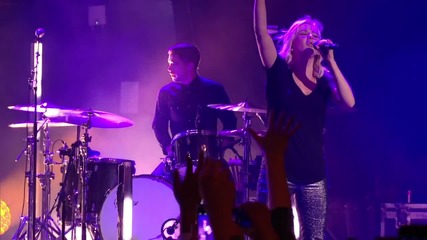 Ellie Goulding - Something In The Way You Move ( Live )