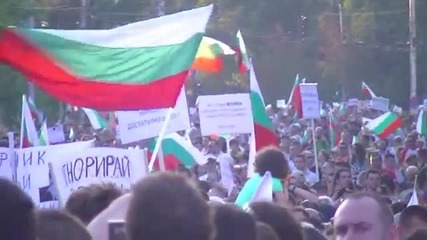 Граждани изгониха мутри от протеста !