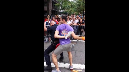Полицай направи шоу на парад в Ню Йорк!